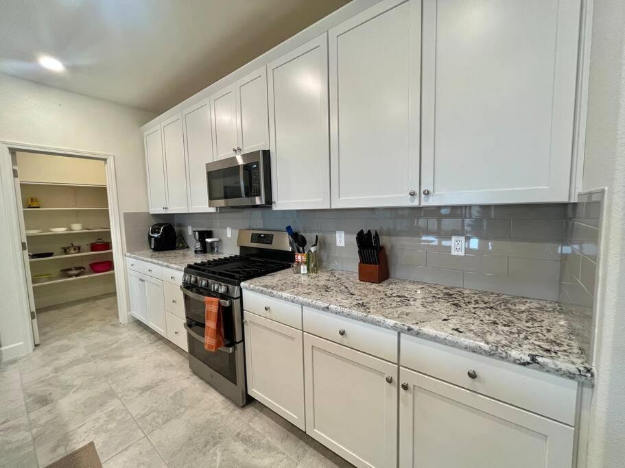 Brand-New, Beautiful & Stylish Home In Sacramento! Exterior foto
